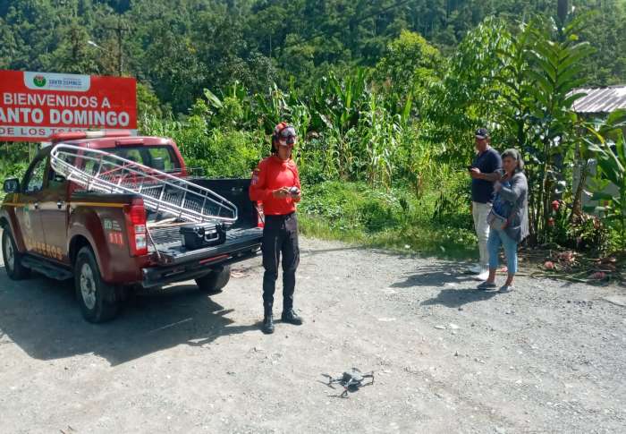 TRABAJO. Con drones se hacen las tareas de rescate sobre el río Toachi.