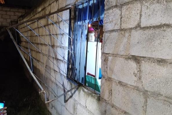 Destruyen una ventana para  robar en una casa en Ambato