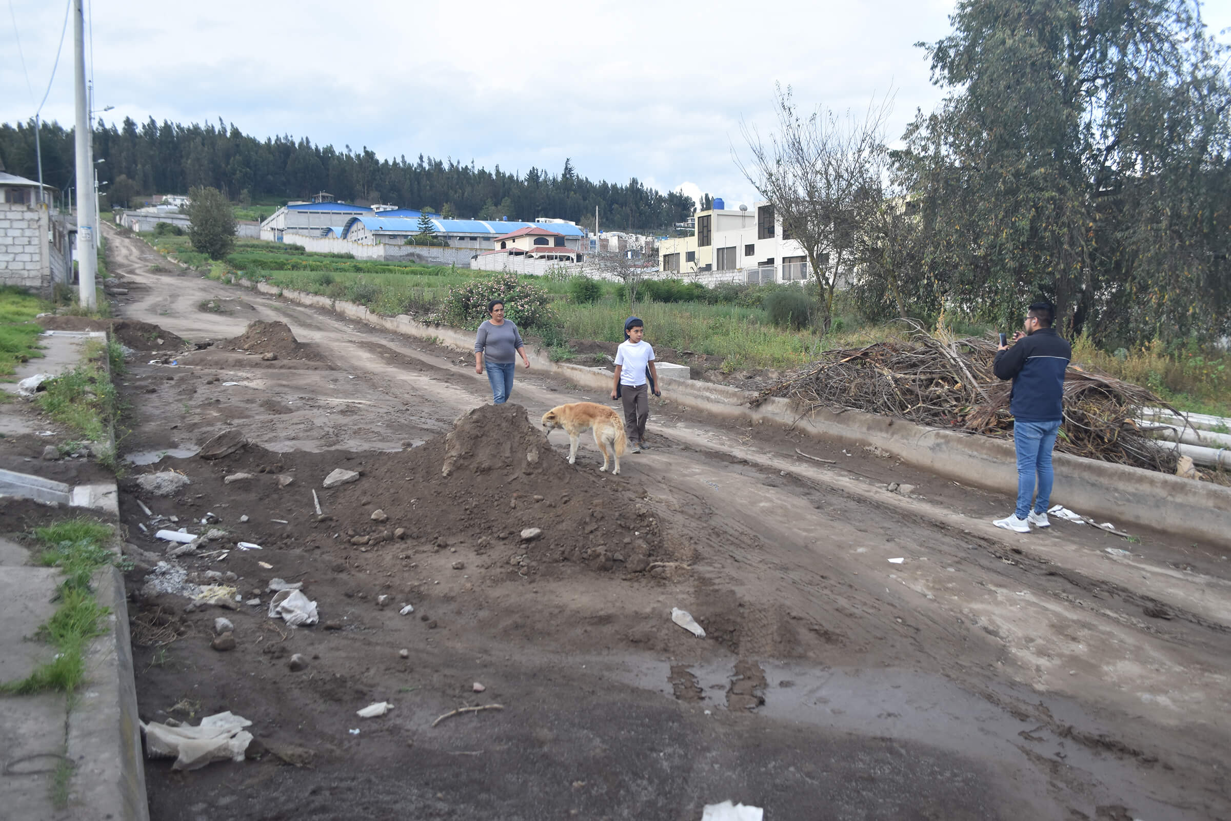 Moradores de Atahualpa muestran cómo se ve la obra de asfaltado en su parroquia. 