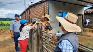 MIES entrega kits de vestimenta a familias de Zapotillo afectadas por lluvias