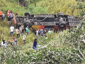 Dos personas fallecidas y 38 heridos deja accidente de bus de transporte de pasajeros en Flavio Alfaro, Manabí