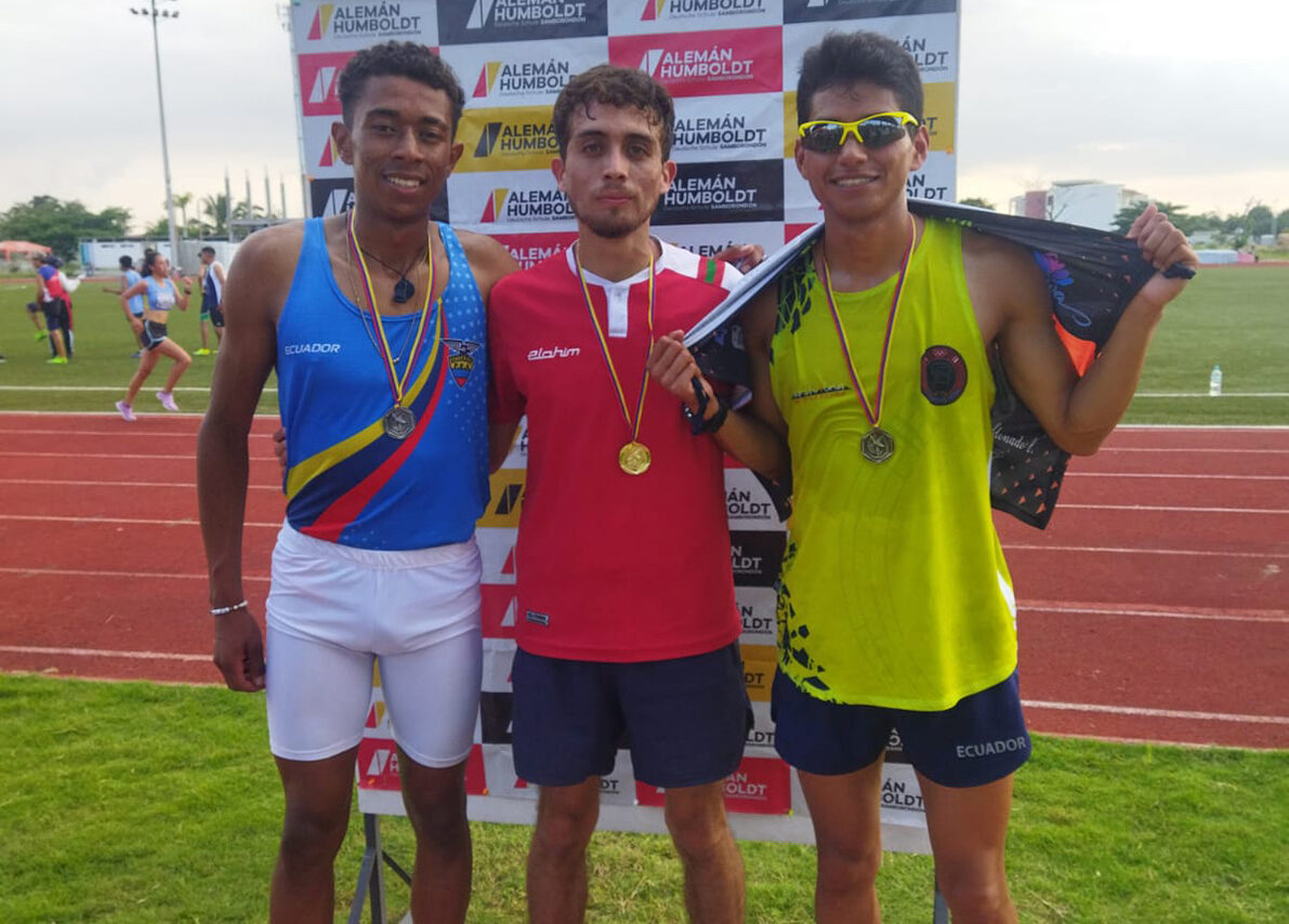 Ariel Montes de Oca (centro) se llevó la medalla de oro en 800 metros.