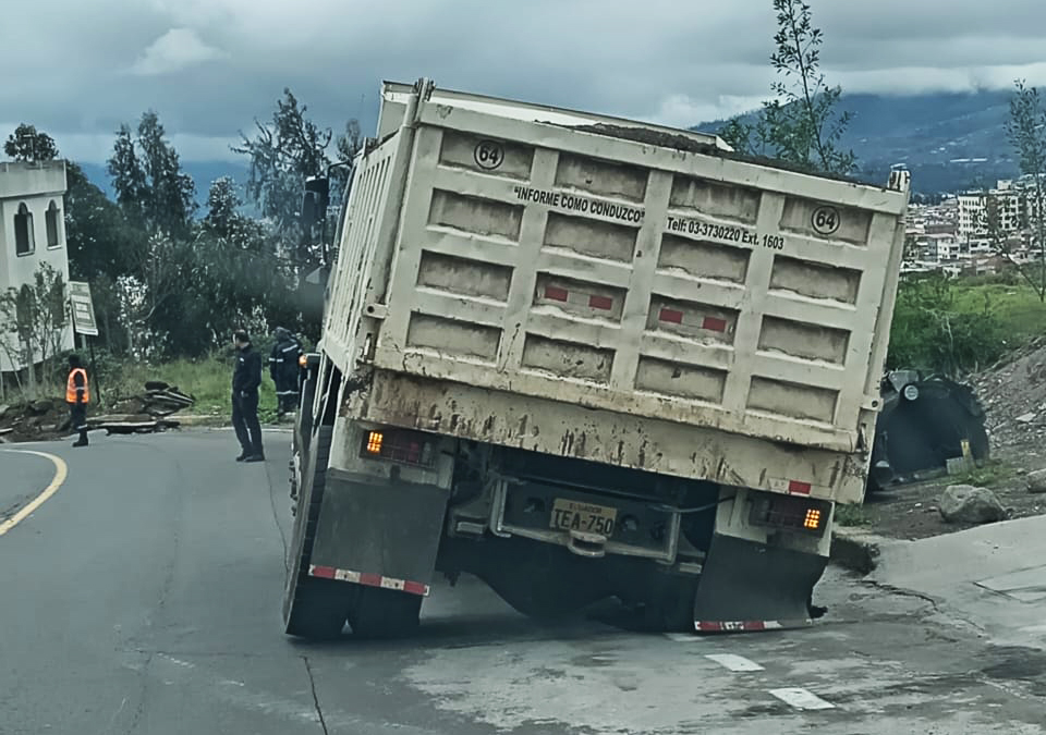 Un carro pesado cayó en un enorme bache en la avenida Antonio Clavijo al sur de Ambato.