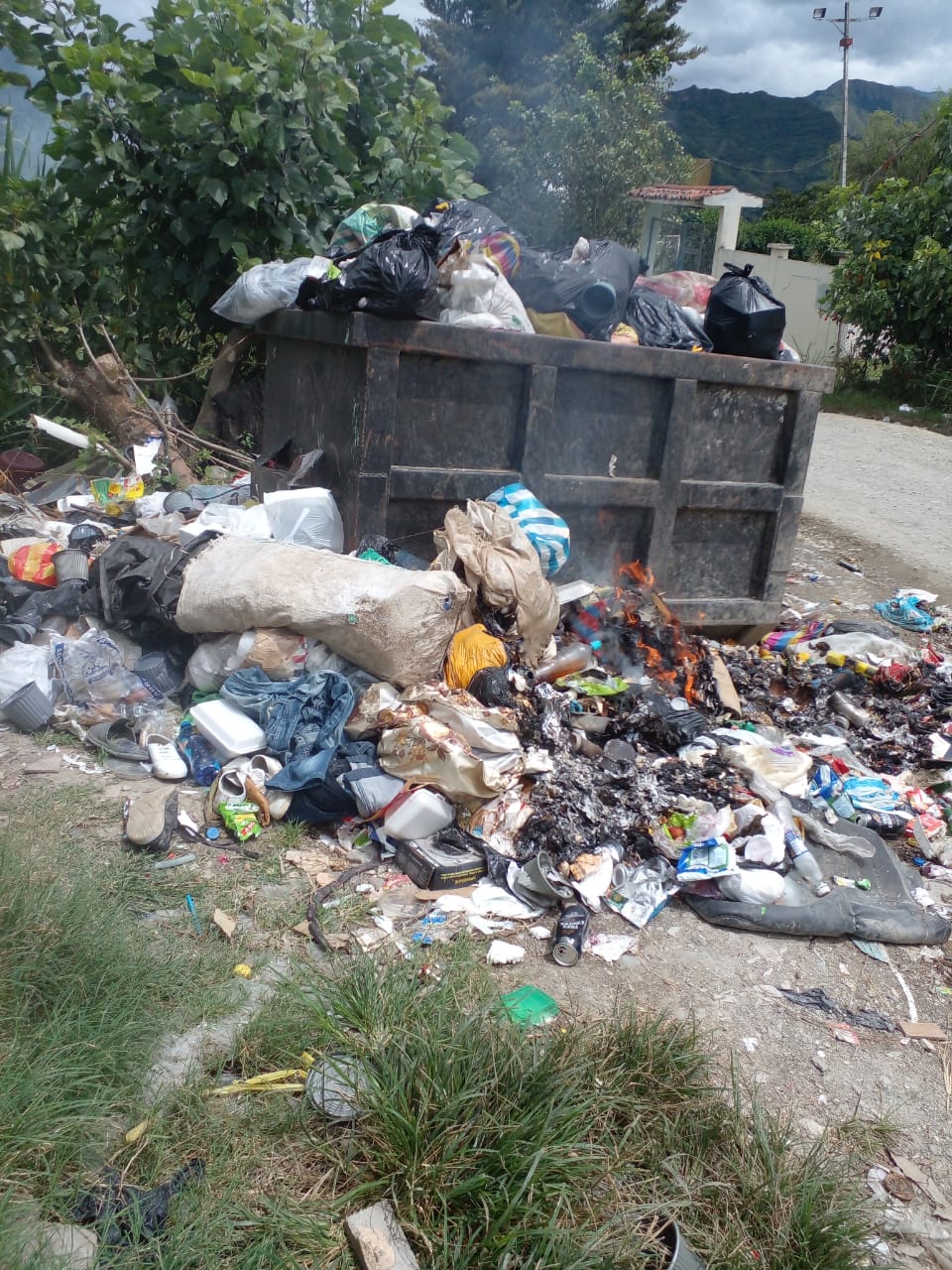 Basura en parroquias refleja el estado actual de los vehículos