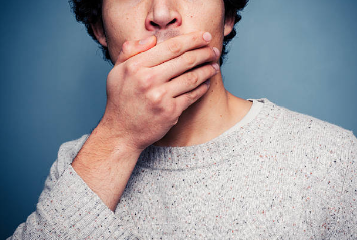 El mal aliento es uno de los problemas que puede causar el trastorno de boca seca.