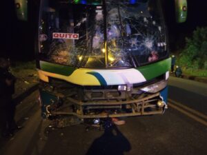 En la vía Puyo-Macas un siniestro de tránsito dejó dos heridos y una persona fallecida