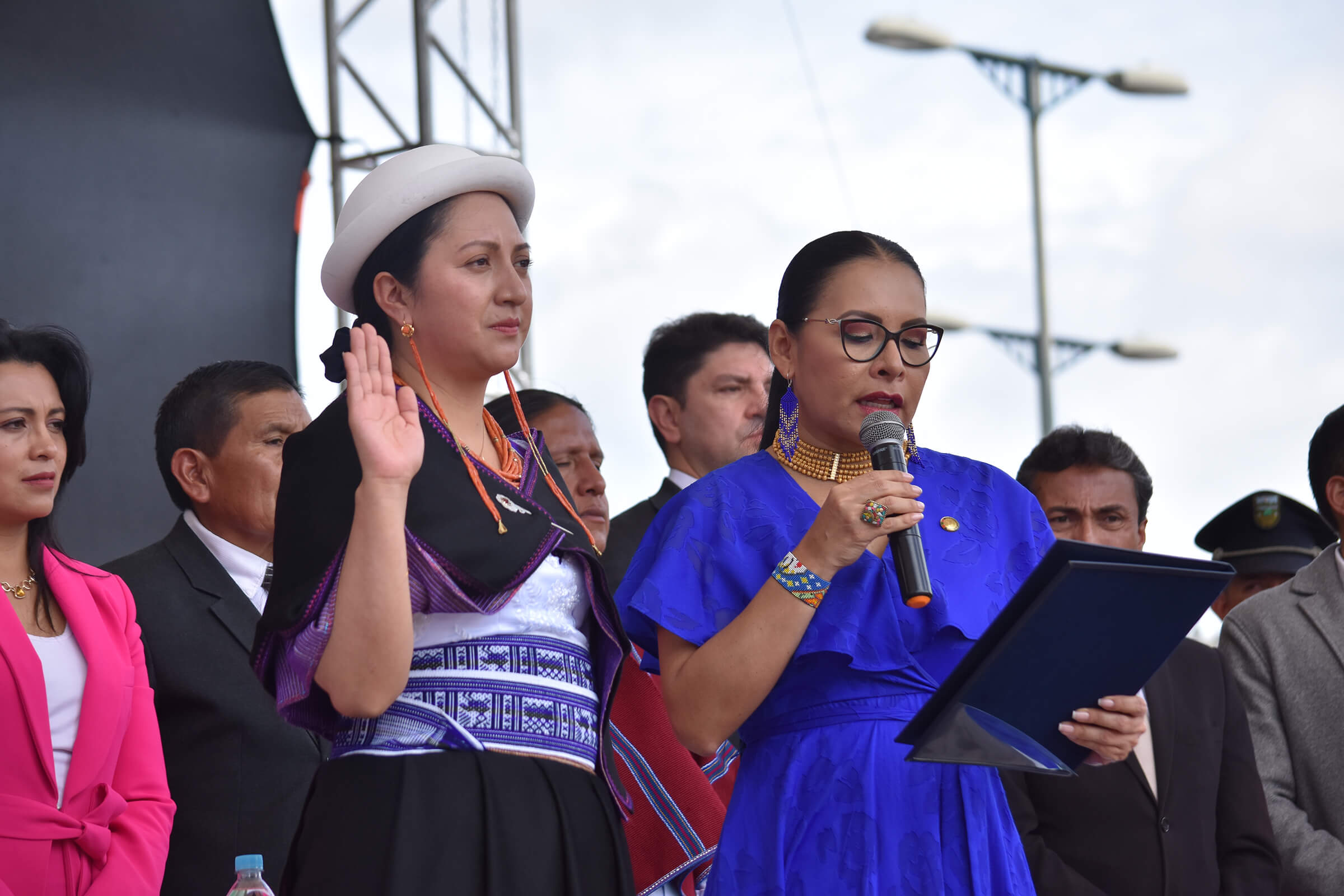 Diana Caiza, alcaldesa de Ambato, durante su posesión junto a Diana Atamaint, presidenta del Consejo Nacional Electoral.