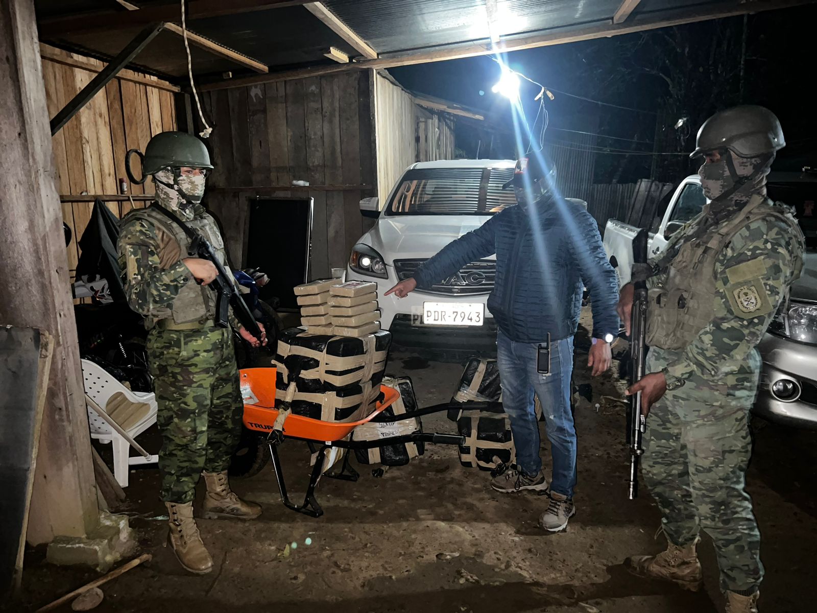 PATRULLAJES. Los cuerpos de seguridad siguen actuando en el marco de los estados de excepción vigentes. Fotos: FFAA