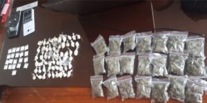 Hombre es atrapado con 100 fundas de droga en Ambato
