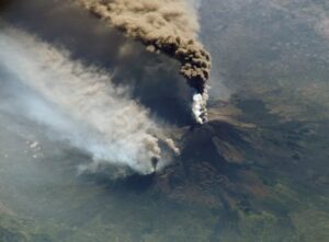 El volcán Etna registra una nueva erupción y paraliza el aeropuerto de Catania