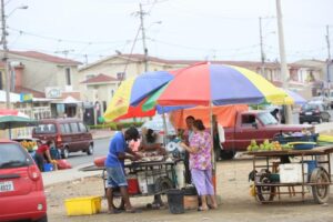 Comerciantes informales exigen construcción de mercado del sur