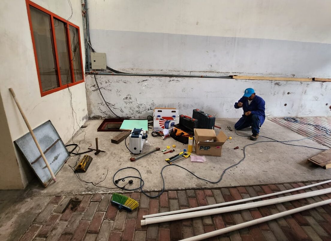 Cortes frecuentes de agua molestan a moradores de Huachi Chico centro