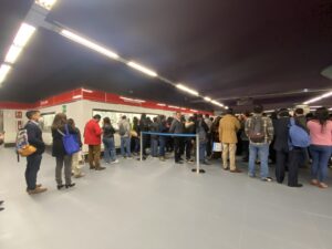 Puertazo en el Metro de Quito, ante aglomeraciones y demoras en el pago del pasaje