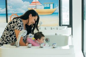 Conozca tres beneficios de la hidroterapia para bebés