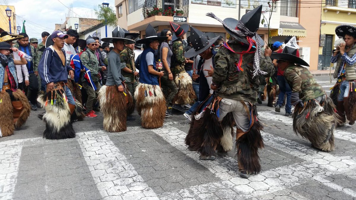Ritual. En Cotacachi se reúnen unas 10.000 personas, entre danzantes y turistas, para los rituales de toma de la plaza.