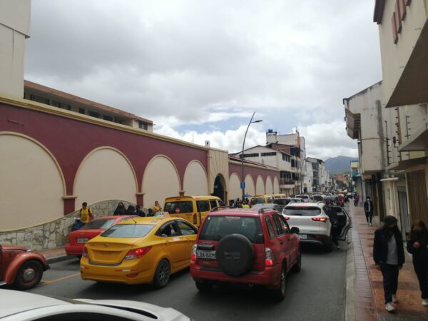 Café Científico UTPL aborda el sistema pico y placa en ciudades medianas y la congestión vehicular