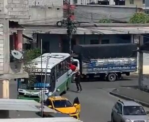 Quevedo: Detienen a dos personas que robaban en un bus