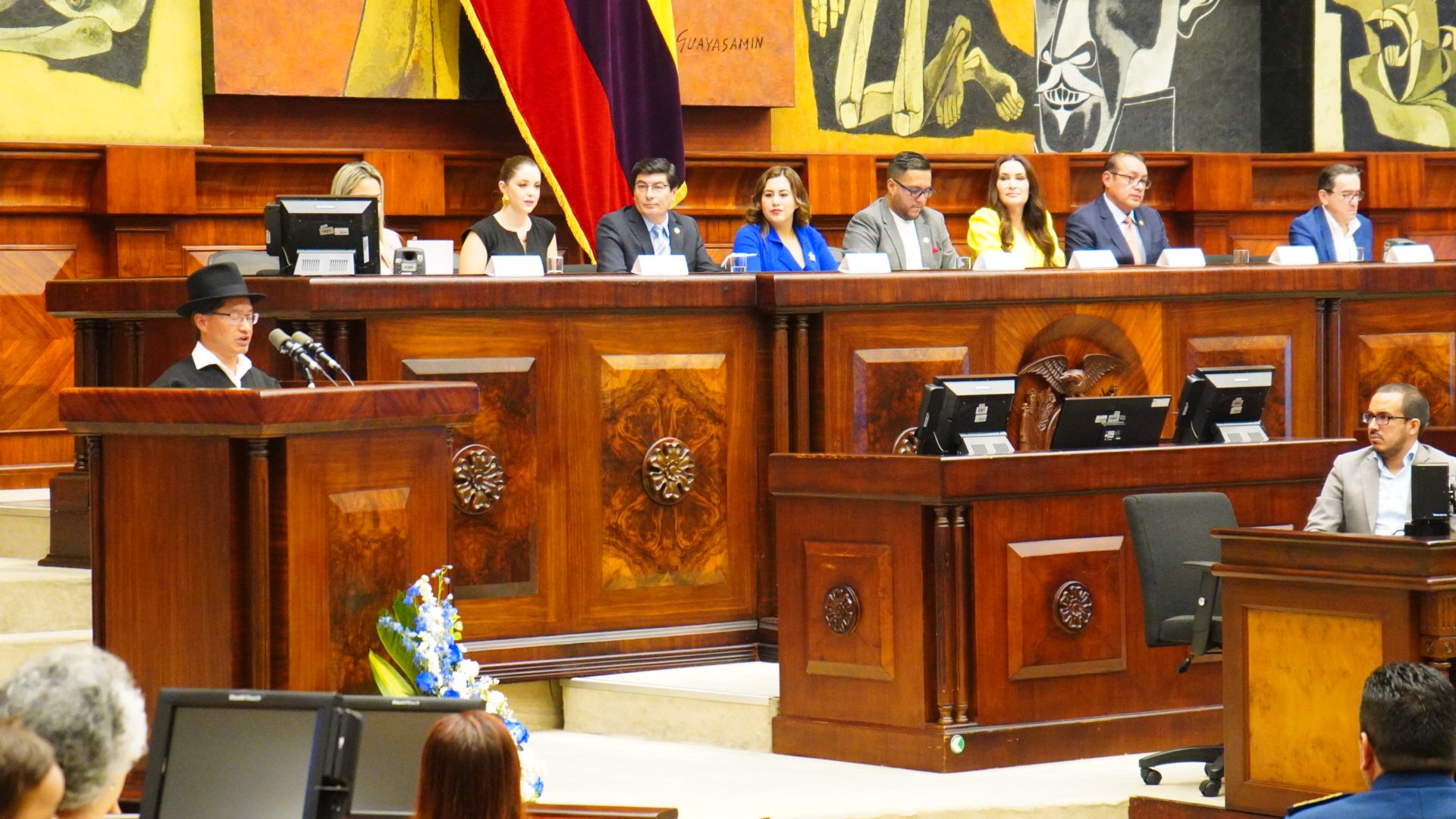 ESTRATEGIA. Juan Fernando Flores (CREO) en la mesa principal (de saco plomo y lentes) durante un evento de rendición de cuentas en el Pleno de la Asamblea.