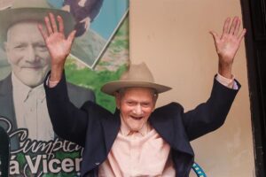 El hombre más viejo del mundo celebra 114 años