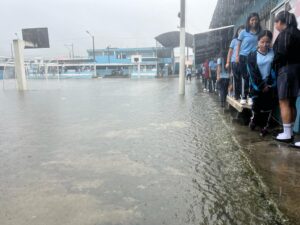 Centros educativos inundados y emergencias por la lluvia