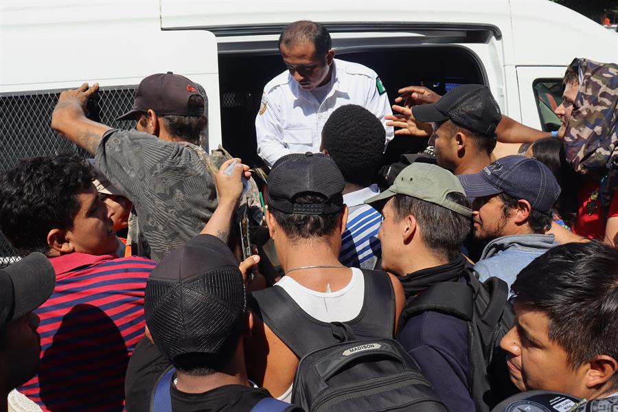 Ecuatorianos entre migrantes que viajaban hacinados en un camión en México