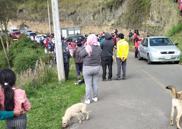 Decenas de personas se aglomeraron para observar el protocolo llevado ante el suceso.