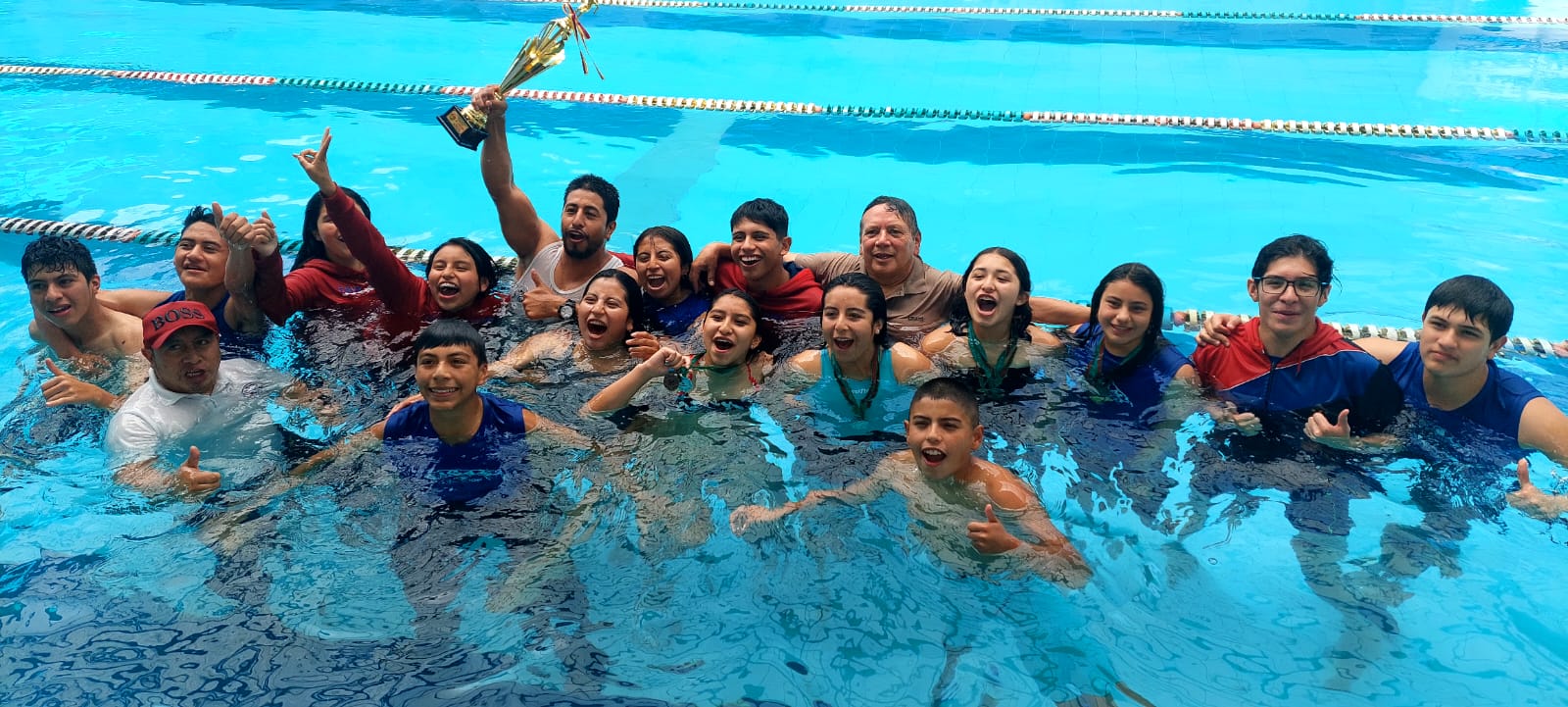 Los integrantes de la selección de natación festejaron su título provincial.