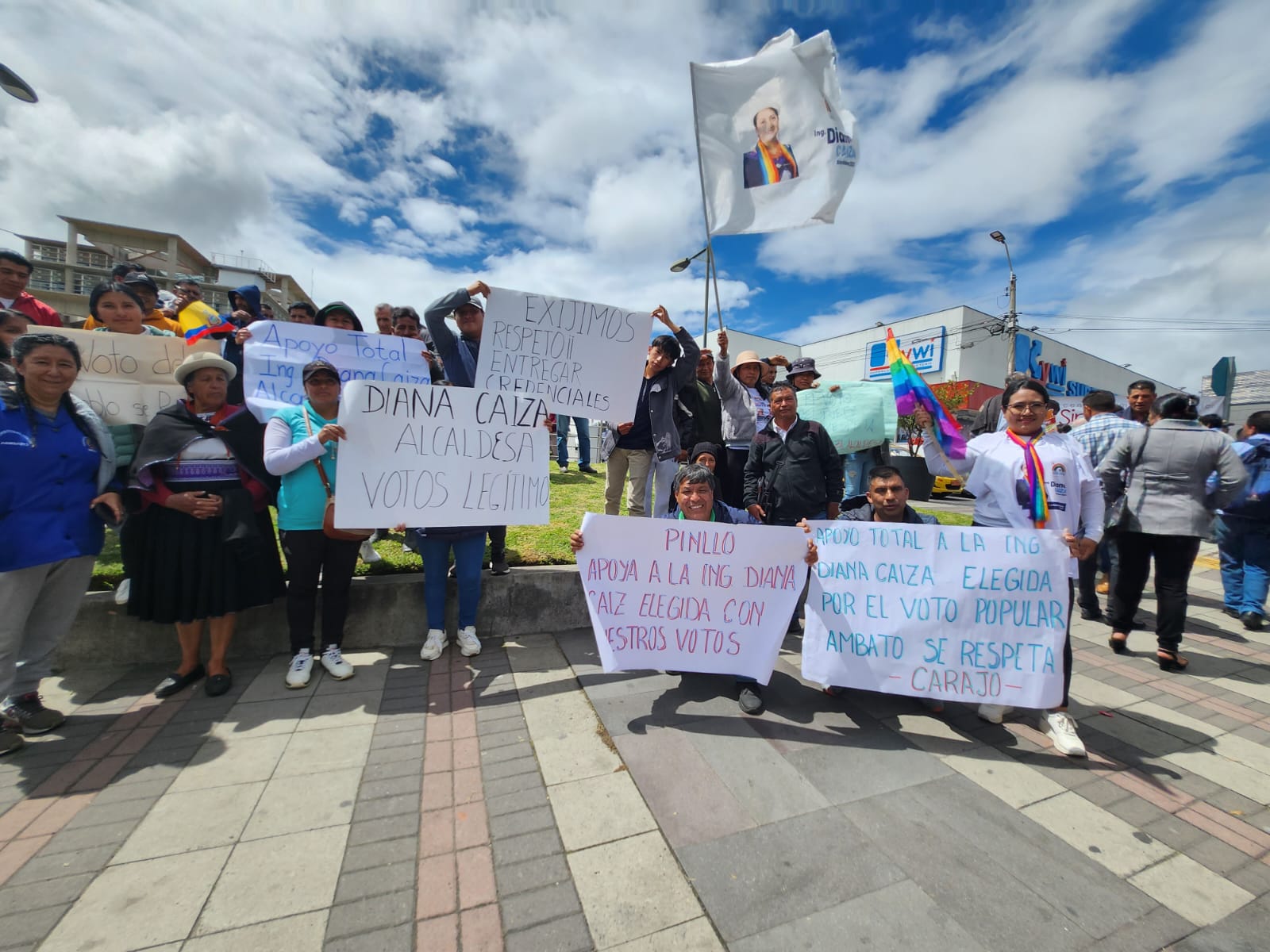 PLANTÓN. Representantes de varios sectores se dieron cita esta mañana de viernes 12 de mayor de 2023 en las afueras del CNE.