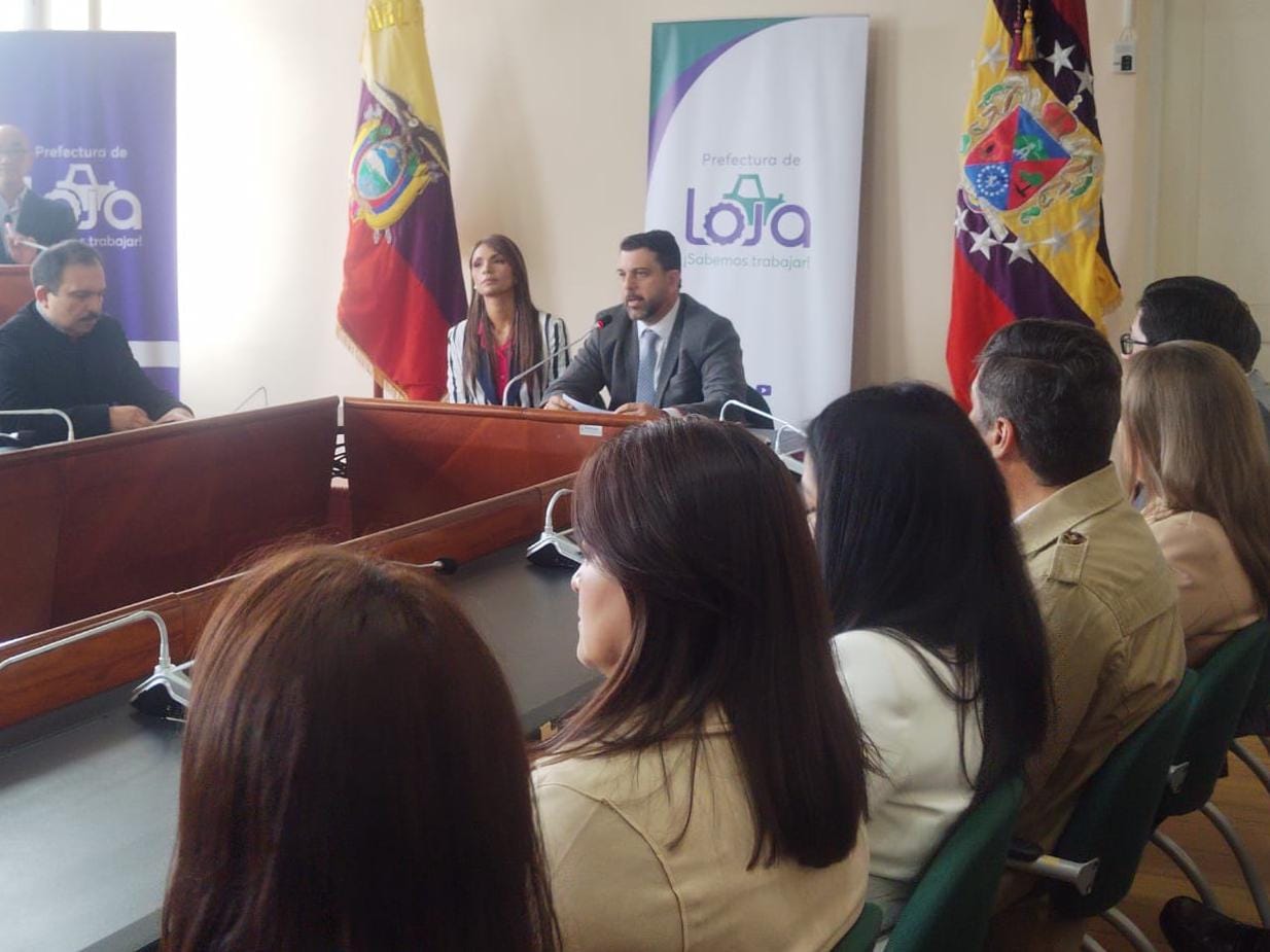 Alcalde Quezada asumió el despacho y mantuvo reunión con nuevos directores