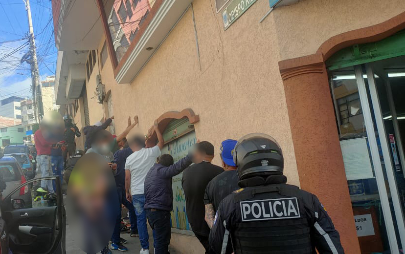 Presuntos ‘vacunadores’ son capturados en Ambato
