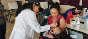 Menores reciben vacunas contra el sarampión, poliomielitis y rubeola
