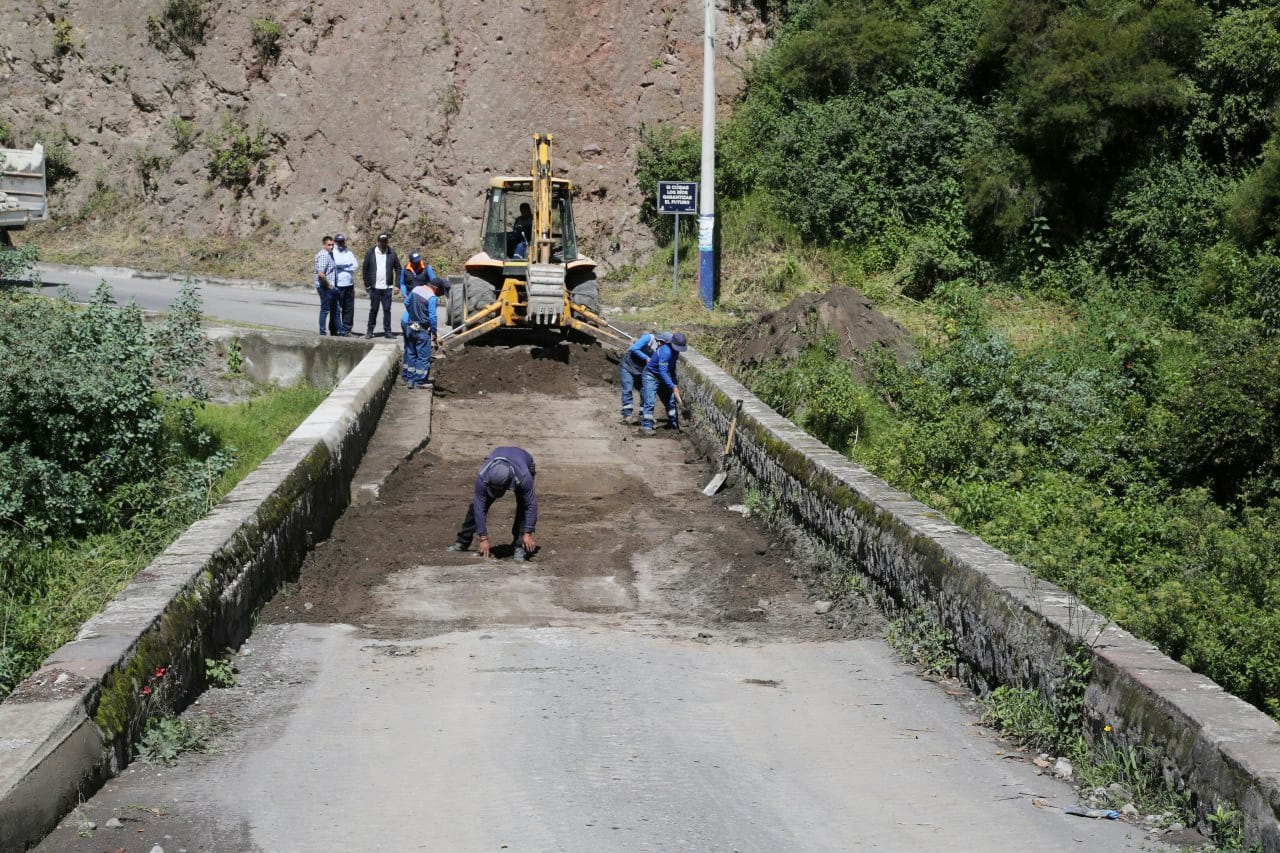 Obra. Los trabajos de mejoramiento de la vía antigua entre Cotacachi y Atuntaqui empezaron a realizarse la presente semana.