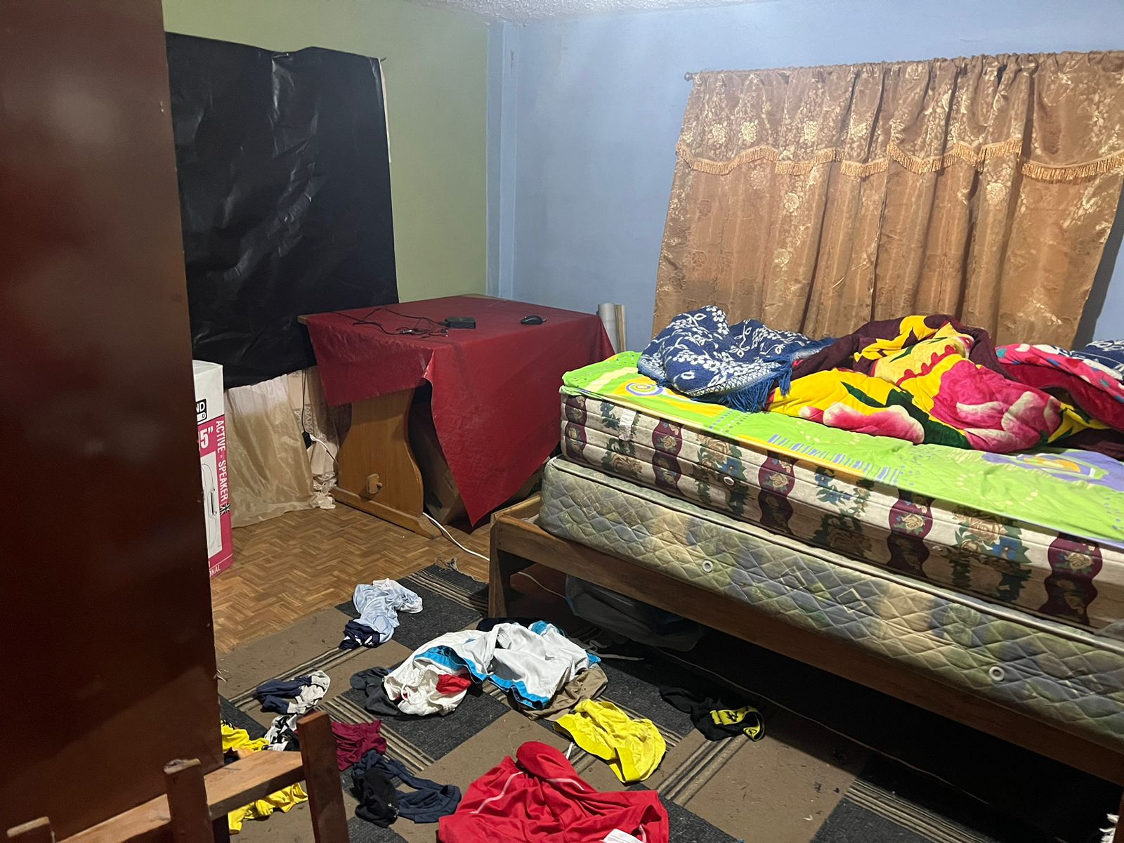 Cosas de valor y joyas se llevan ladrones de una casa en Huachi Grande