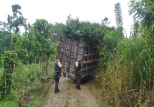 Recuperan camión y retinen carro de secuestradores