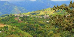 Denuncian supuesta intención de despojar de tierras a comuneros de Imbabura y Pichincha