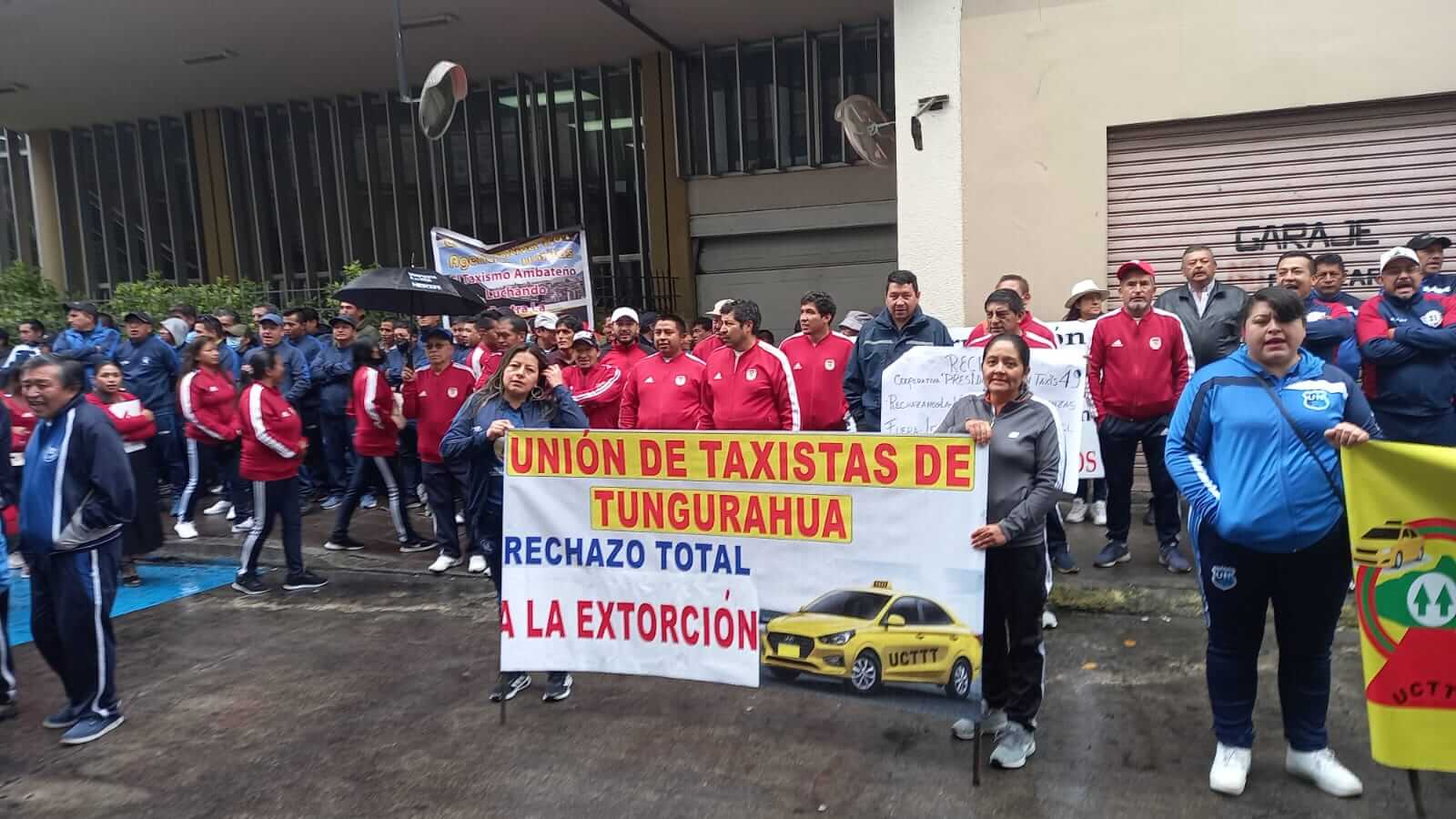 La marcha inició en la avenida Cevallos y Unión Nacional y terminó en las afueras del Municipio de Ambato.