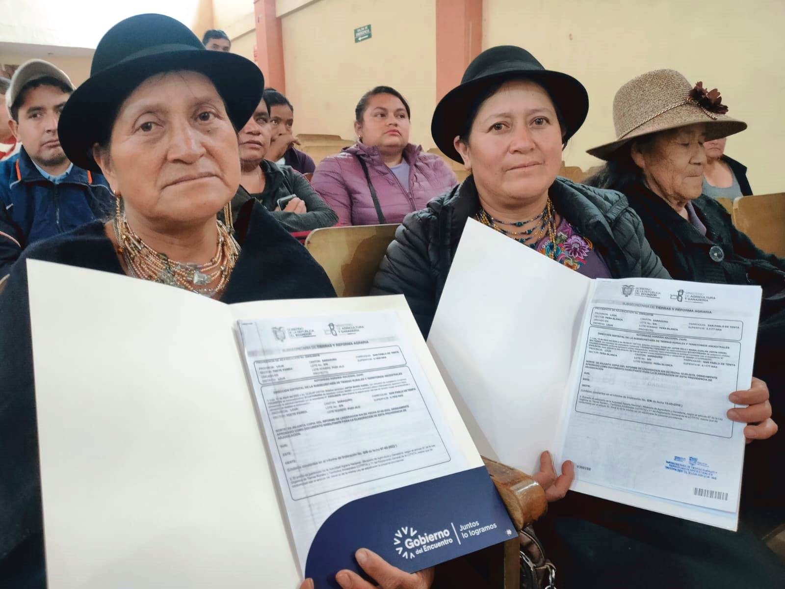 Más de cien productores de Saraguro reciben títulos de propiedad de tierras