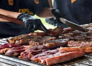 GASTRONOMÍA. La parrillada es uno de los platos exquisitos.