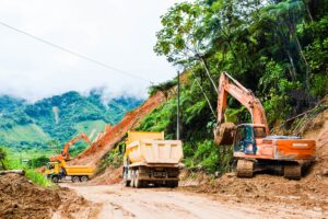 Constatan avances del proyecto de asfalto Muchime-Yacuambi