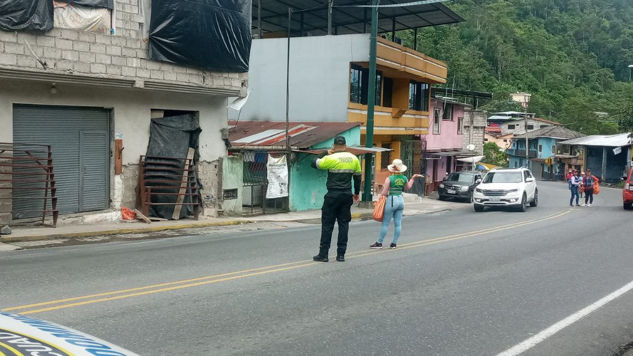 SEGURIDAD. Agentes de la CTE brindan apoyo en las carreteras de la provincia.