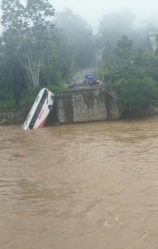 ACCIDENTE. El vehículo quedó clavado en el río.