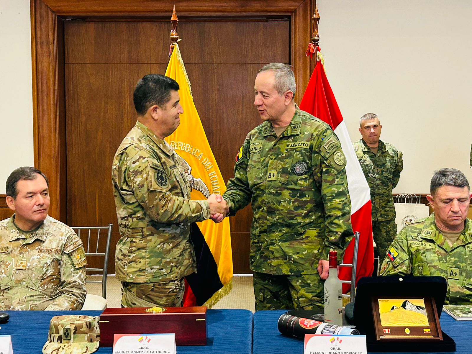 COORDINACIÓN. Los Ejércitos de Ecuador y Perú intercambiarán información para combatir las amenazas fronterizas. Foto: FF.AA.