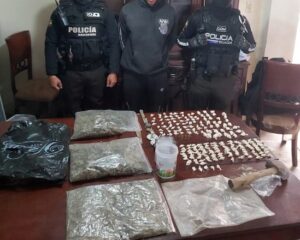 Policía encuentra droga enterrada en una casa al sur de Ambato