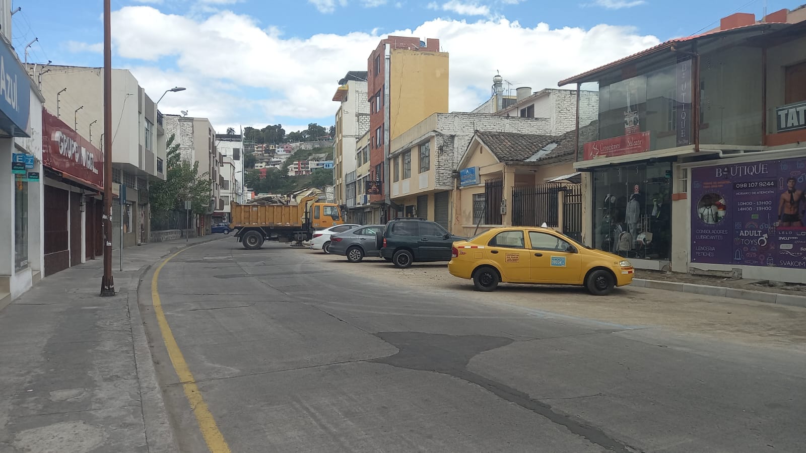 En el lugar se realiza el cambio de aceras y bordillos.