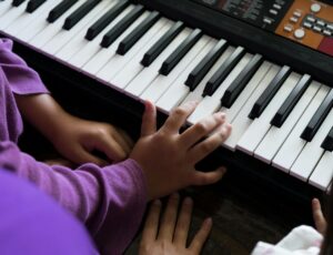 El sonido del éxito: ¿Por qué la educación musical debe ser una prioridad para los niños?
