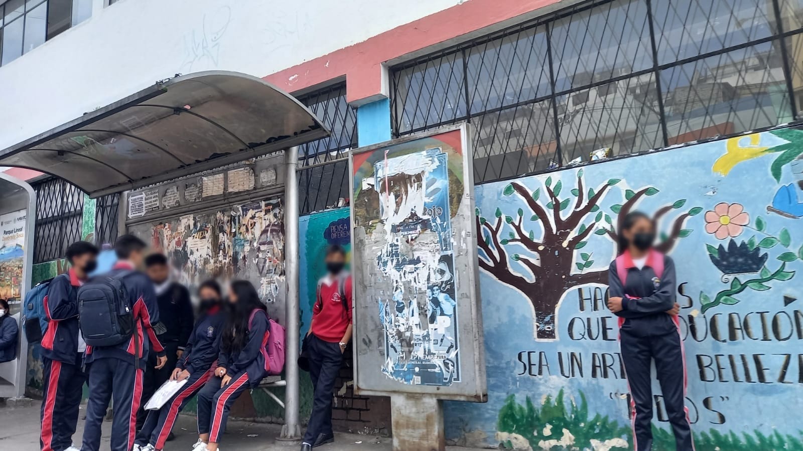 Situación. Estos carteles permanecen en postes de la ciudad.