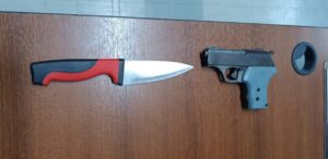 Joven es detenida con una pistola y un cuchillo en Ambato