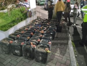 Conductor atrapado con 41 canecas de licor artesanal en Ambato
