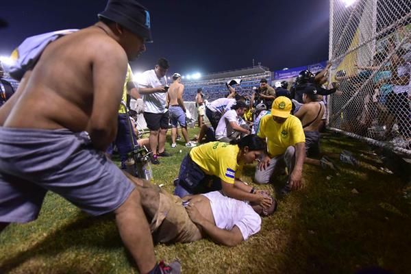 El Salvador sufre su mayor tragedia deportiva con 12 fallecidos en estadio