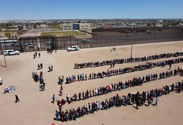 Crisis.Migrantes formados en la frontera de México y EE.UU., en Ciudad Juárez, en el estado de Chihuahua (México). EFE